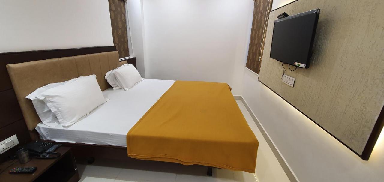 Hotel N K Bhuj Dış mekan fotoğraf