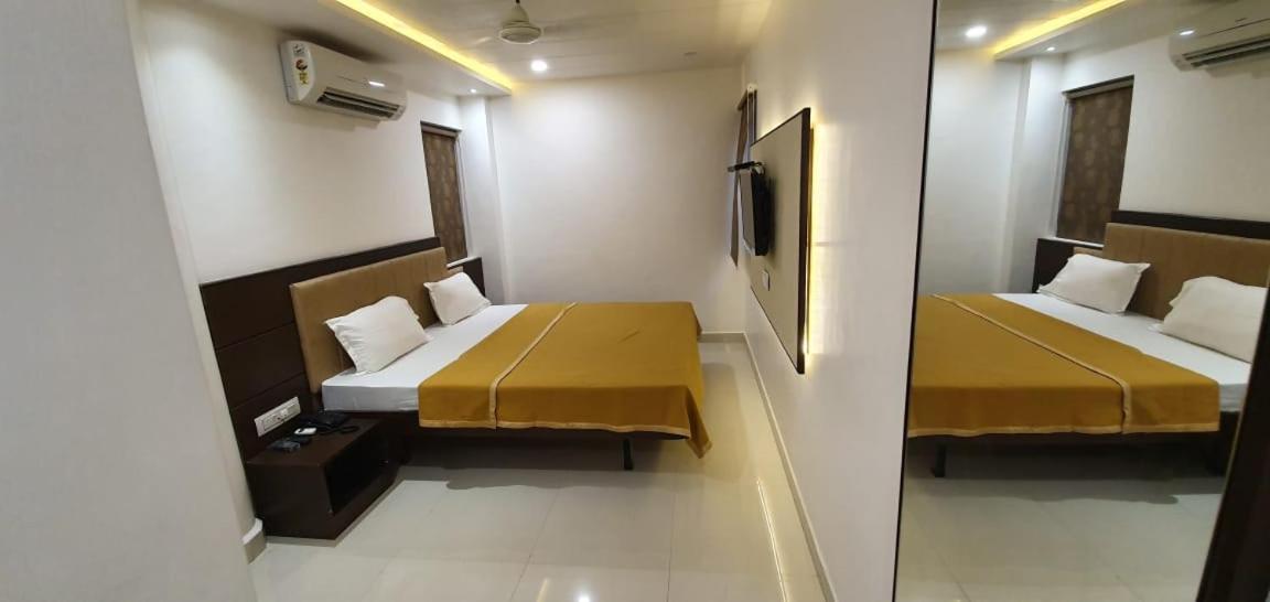 Hotel N K Bhuj Dış mekan fotoğraf