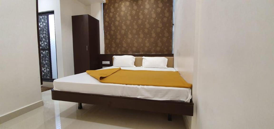 Hotel N K Bhuj Dış mekan fotoğraf