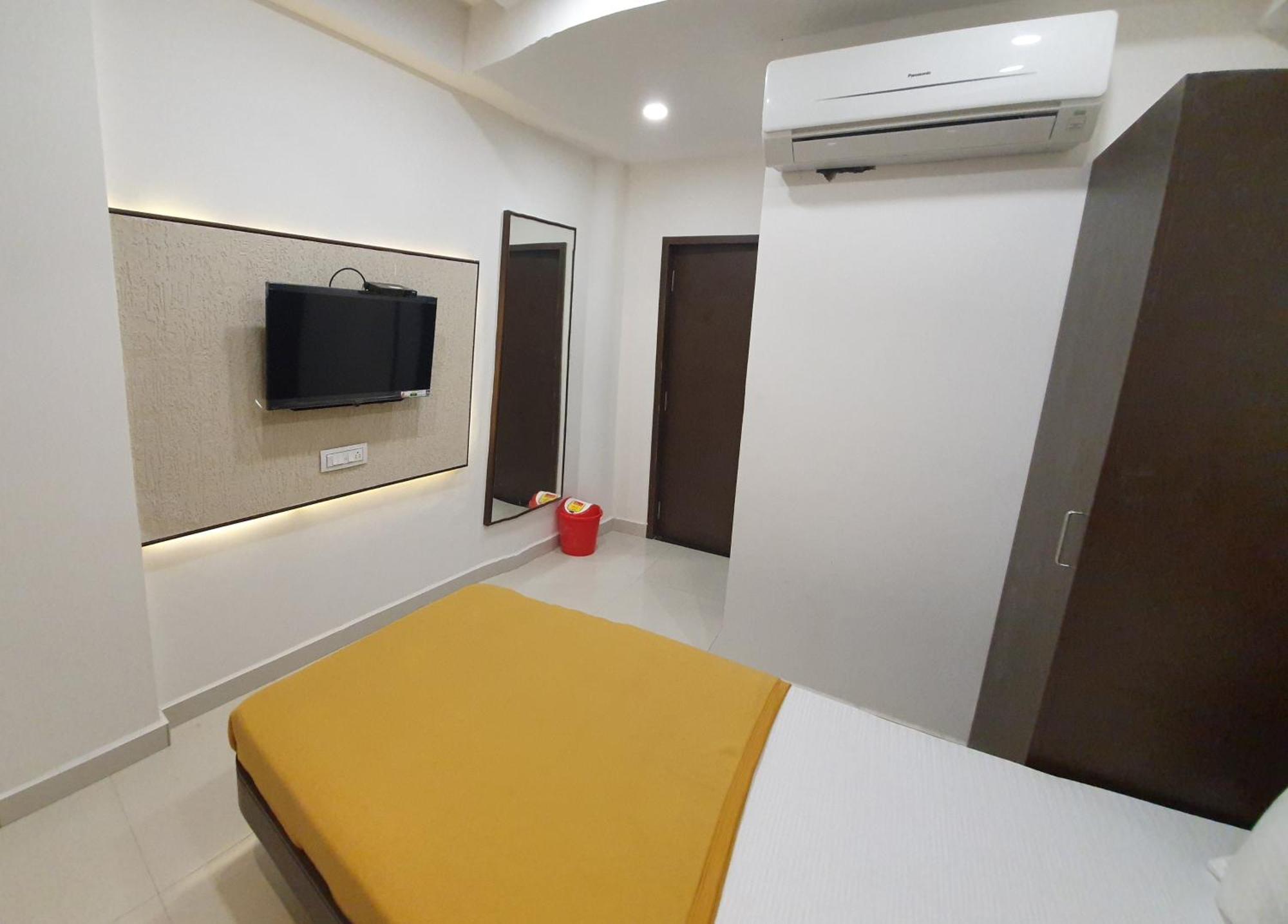 Hotel N K Bhuj Dış mekan fotoğraf