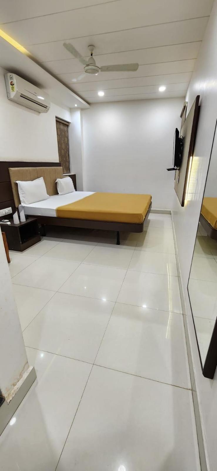 Hotel N K Bhuj Dış mekan fotoğraf